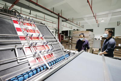 湖口:通宵趕制10000個(gè)愛心守&ldquo;滬&rdquo;物資包裝盒